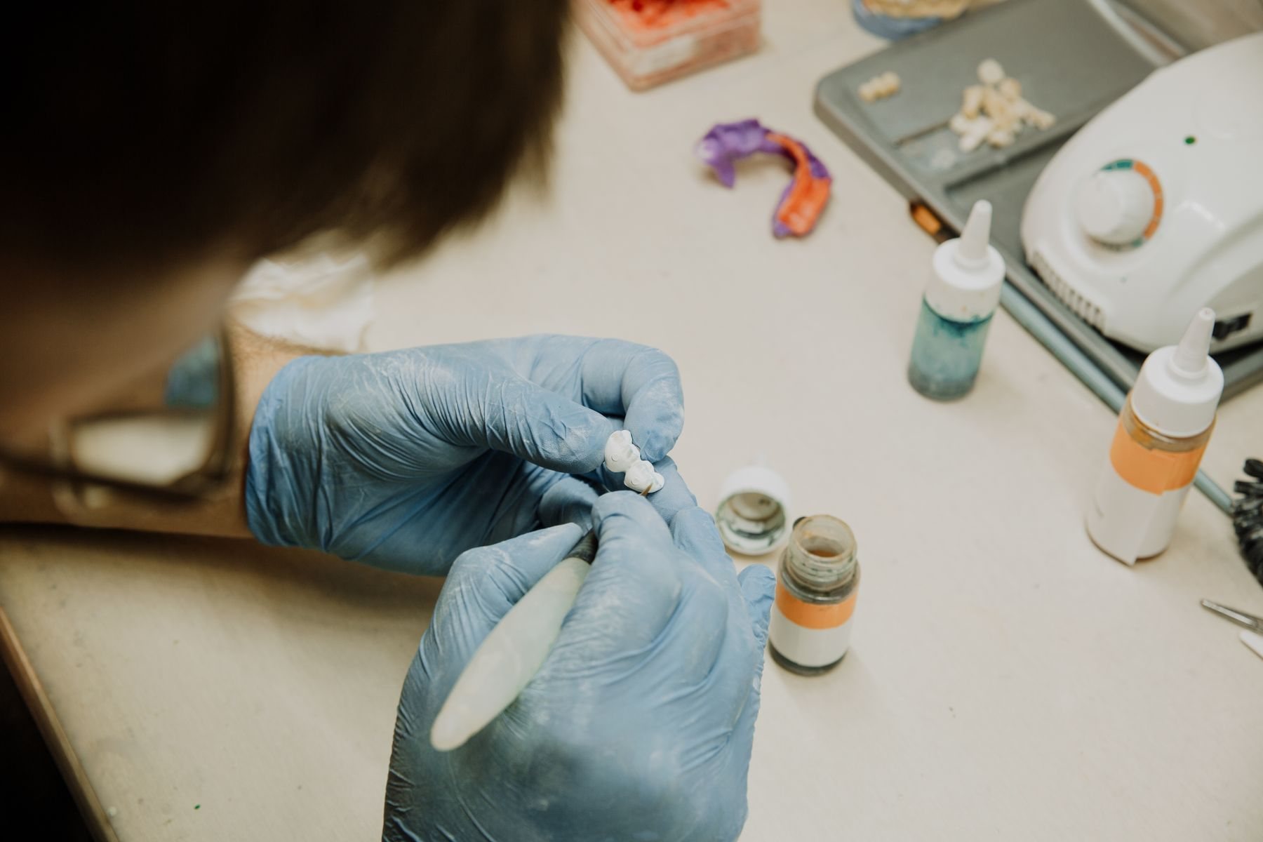 Trabalho de laboratório em prótese de porcelana